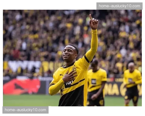 多特蒙德前场三人组默契，德布劳内穆科科罗伊斯形成三角传递网络